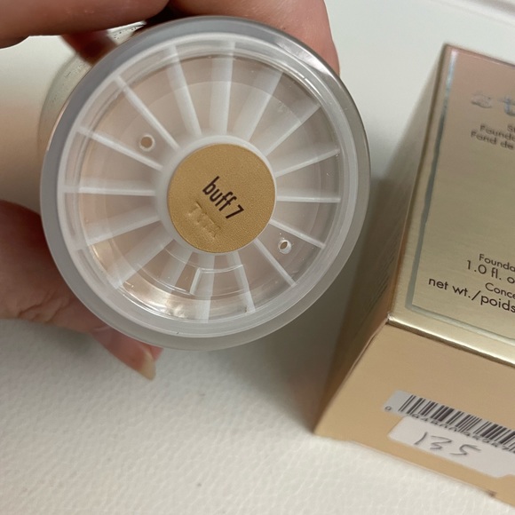 New stila stay all day foundation & concealer - Picture 3 of 7